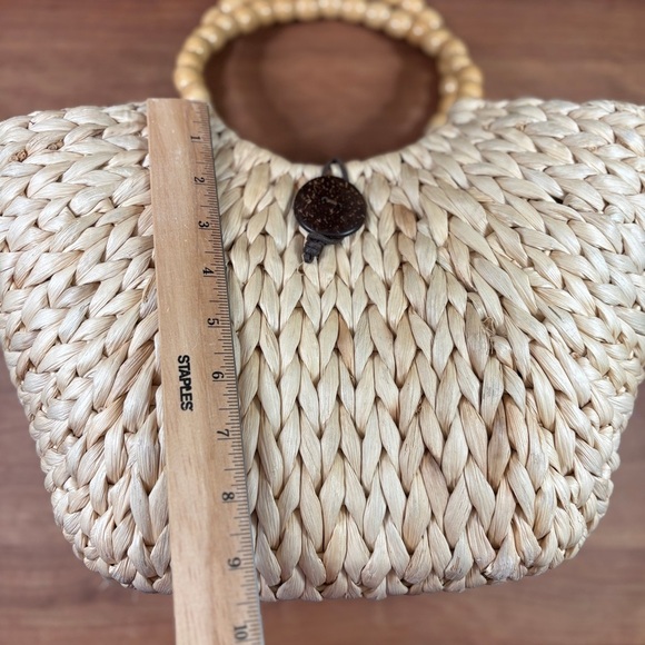 Straw Triangular Tote with Circle Bead Handle, Cinch Closure, EUC - Picture 12 of 16